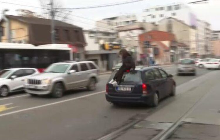 Uznemirujuća snimka, vozač se autom zaletio u grupu studenata!