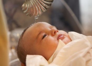 Papa Franjo u Sikstinskoj kapeli krstio 21 dijete vatikanskih zaposlenika i Švicarske garde