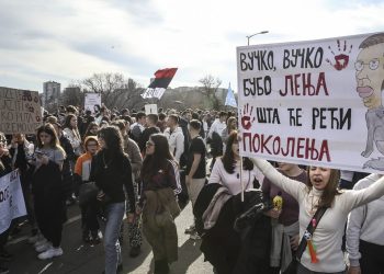 U Novom Sadu bejzbol palicama mlatili studente. Jedna studentica teško ozlijeđena