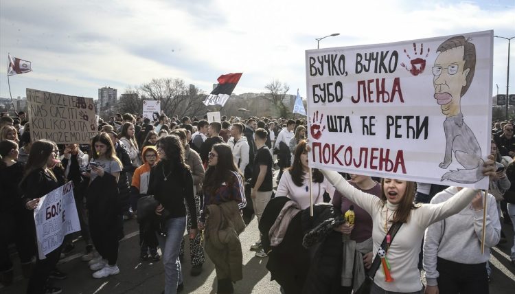 U Novom Sadu bejzbol palicama mlatili studente. Jedna studentica teško ozlijeđena