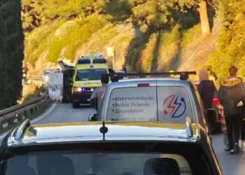 Tragedija kod Dubrovnika: Stijena teška preko tonu pala na vozilo, jedna osoba poginula