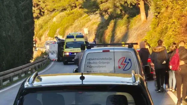 Tragedija kod Dubrovnika: Stijena teška preko tonu pala na vozilo, jedna osoba poginula