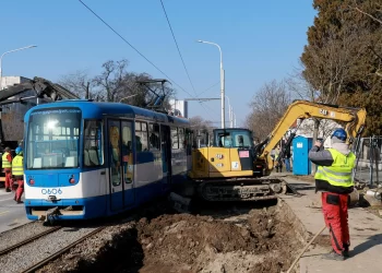(VIDEO) Tramvaj visio na žici u Osijeku! Bager ga udario dok su putnici bili unutra