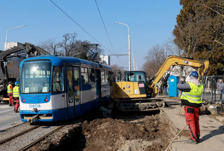 (VIDEO) Tramvaj visio na žici u Osijeku! Bager ga udario dok su putnici bili unutra