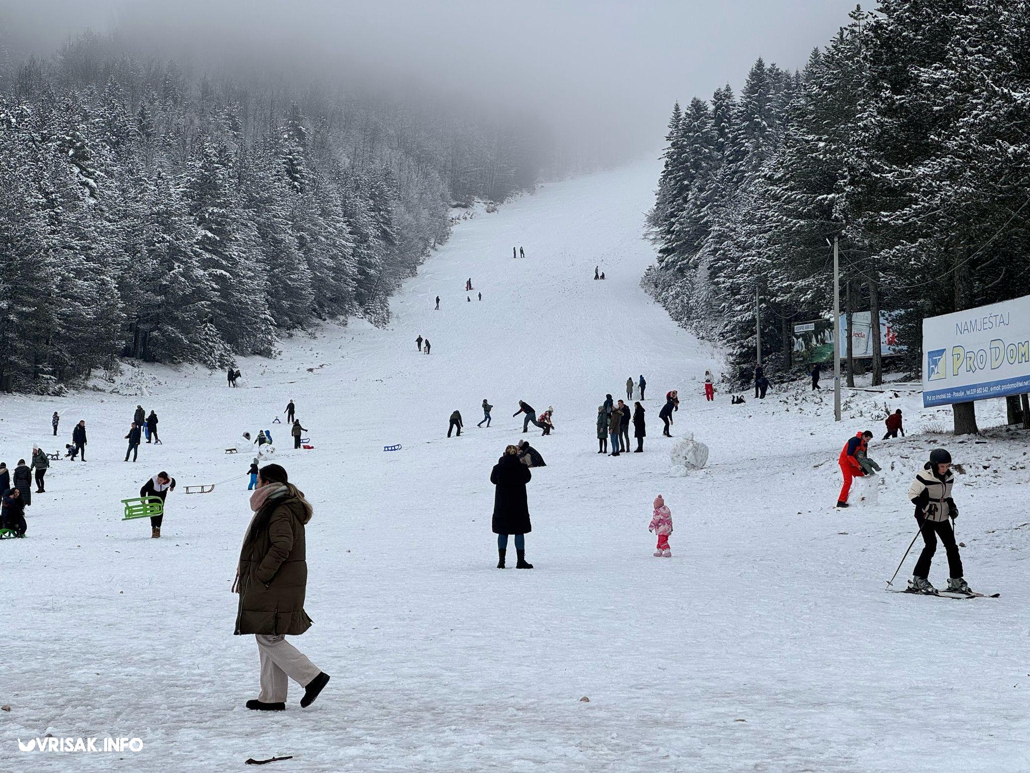 (FOTO) Snijeg na Blidinju privukao veći broj posjetitelja