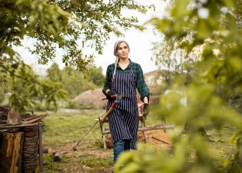 Jednostavno i jeftino rješenje za korov: Domaći sprej koji zaista djeluje!