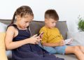 Djeca u BiH u ranoj dobi koriste mobilne telefone i društvene mreže