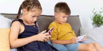 Djeca u BiH u ranoj dobi koriste mobilne telefone i društvene mreže