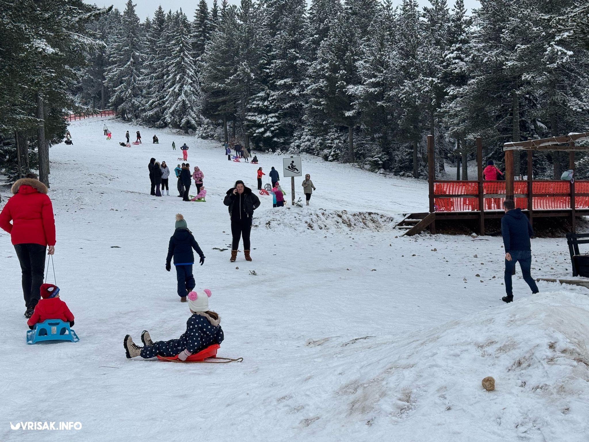 (FOTO) Snijeg na Blidinju privukao veći broj posjetitelja