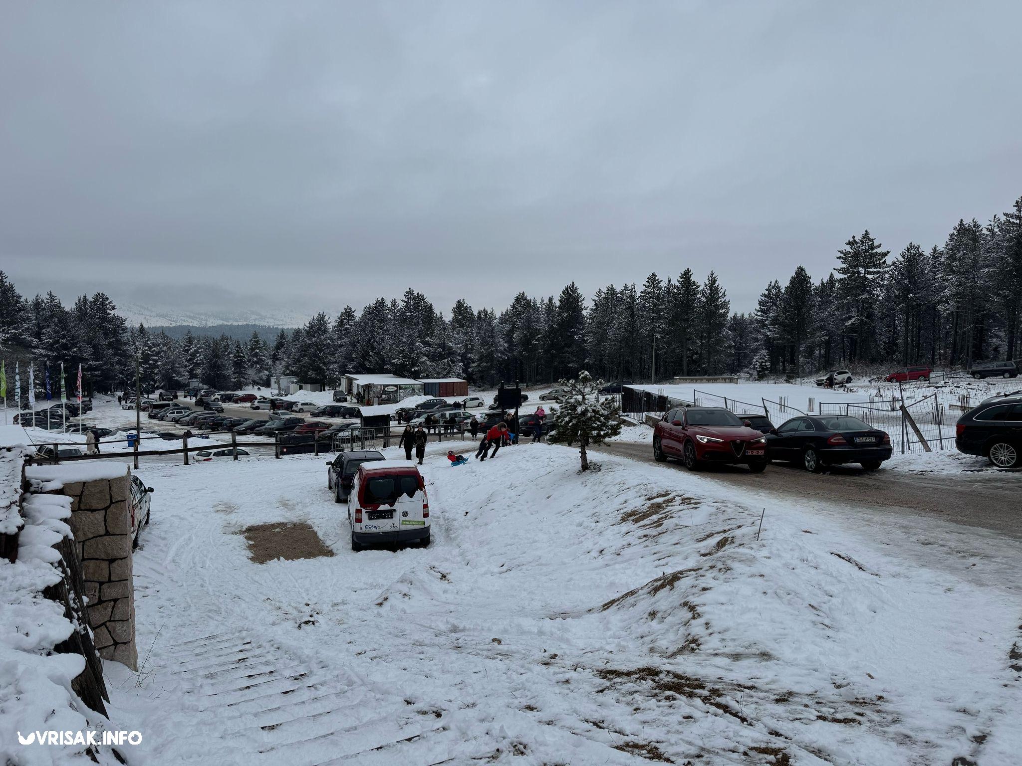 (FOTO) Snijeg na Blidinju privukao veći broj posjetitelja