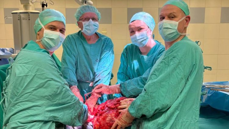 Uznemirujući video: Hrvatski liječnici pacijentu uklonili tumor težak 10 kilograma