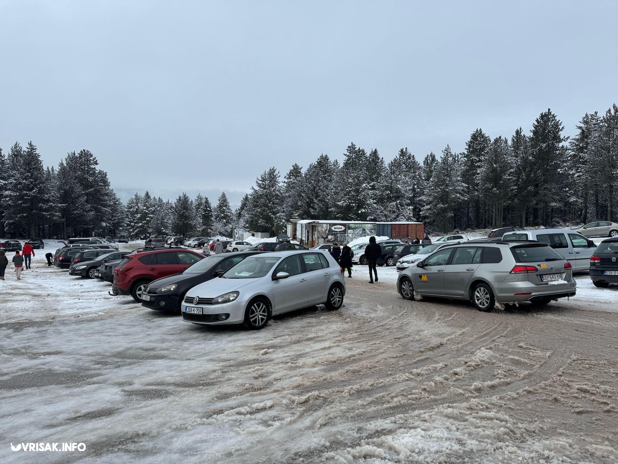 (FOTO) Snijeg na Blidinju privukao veći broj posjetitelja