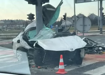 (FOTO) Užas u Velikoj Gorici: Zabio se u semafor, poginuo dječak (14)