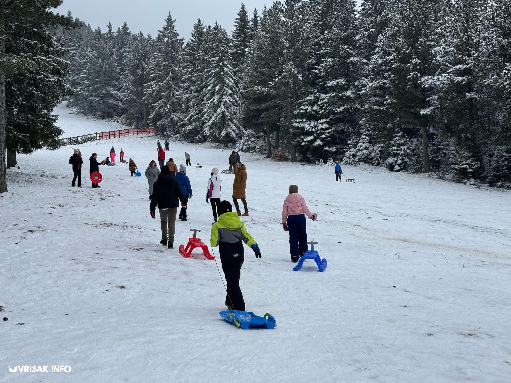 (FOTO) Snijeg na Blidinju privukao veći broj posjetitelja
