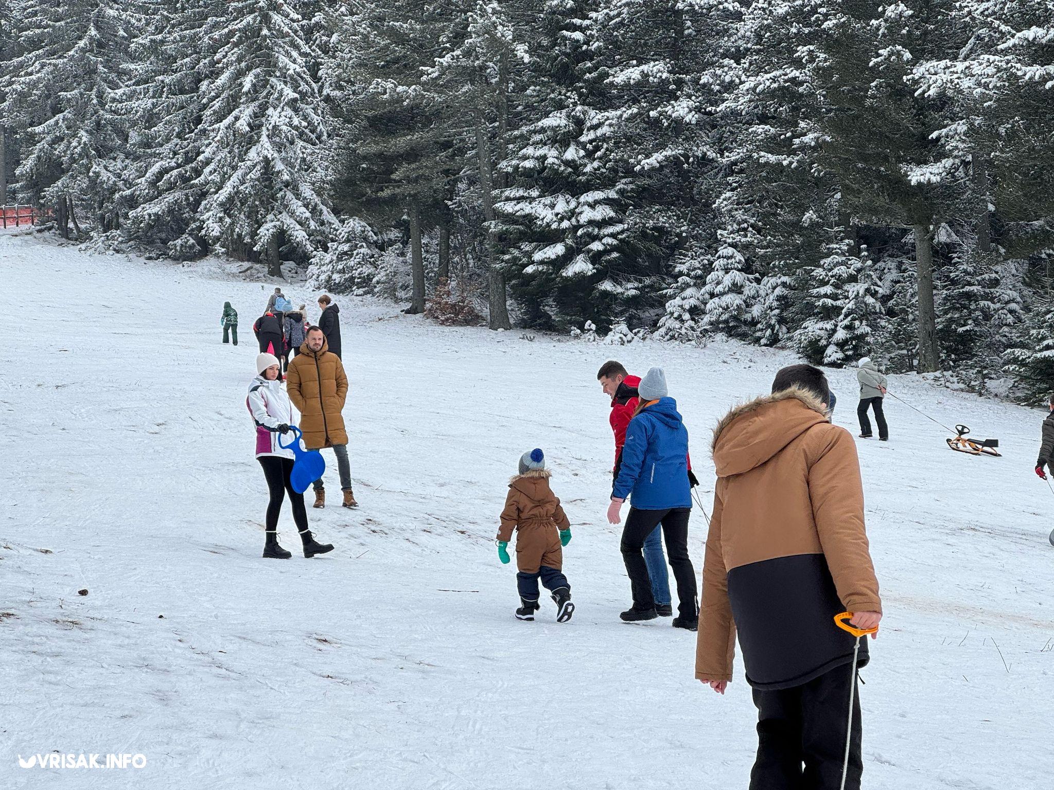 (FOTO) Snijeg na Blidinju privukao veći broj posjetitelja