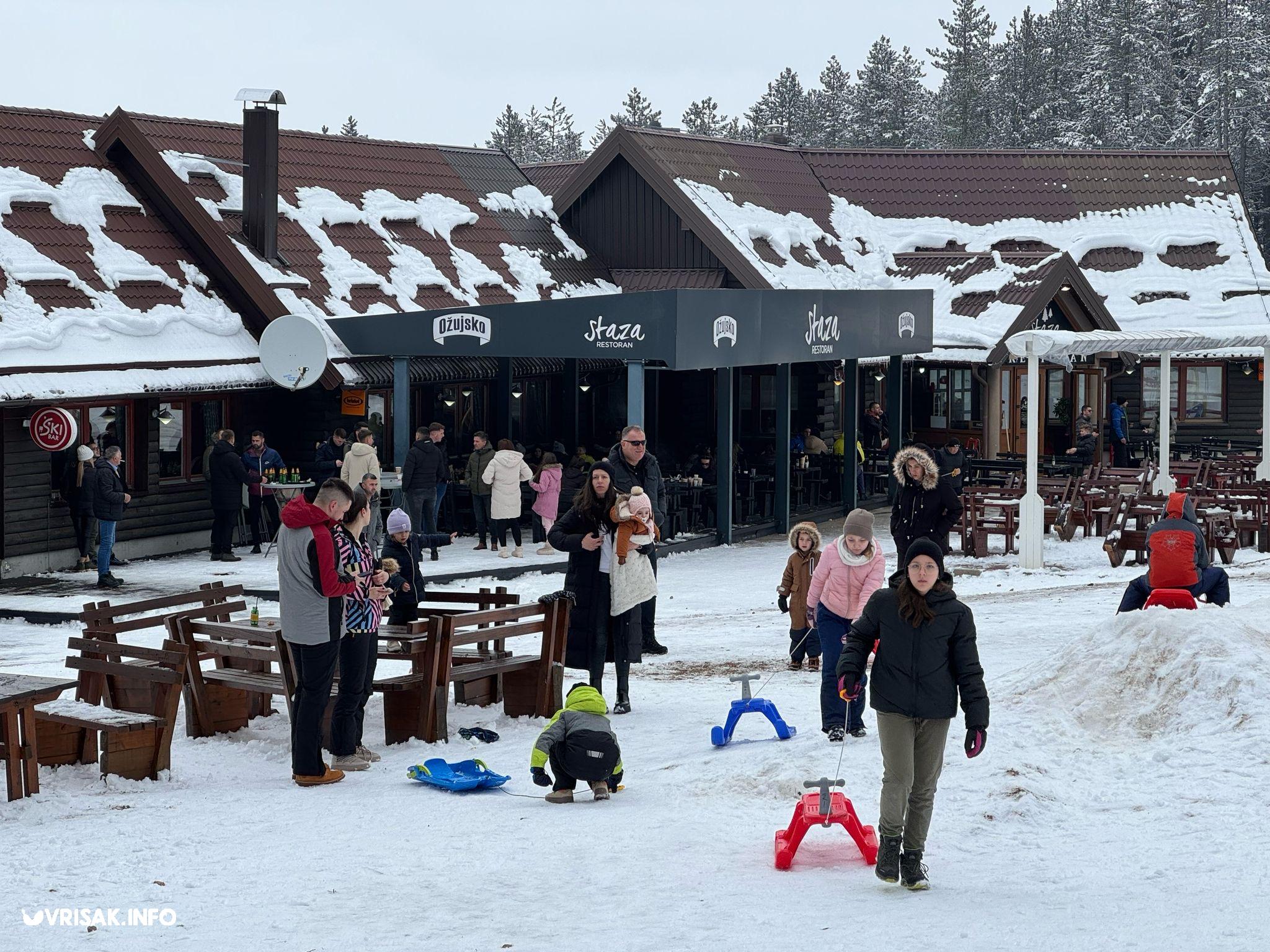 (FOTO) Snijeg na Blidinju privukao veći broj posjetitelja