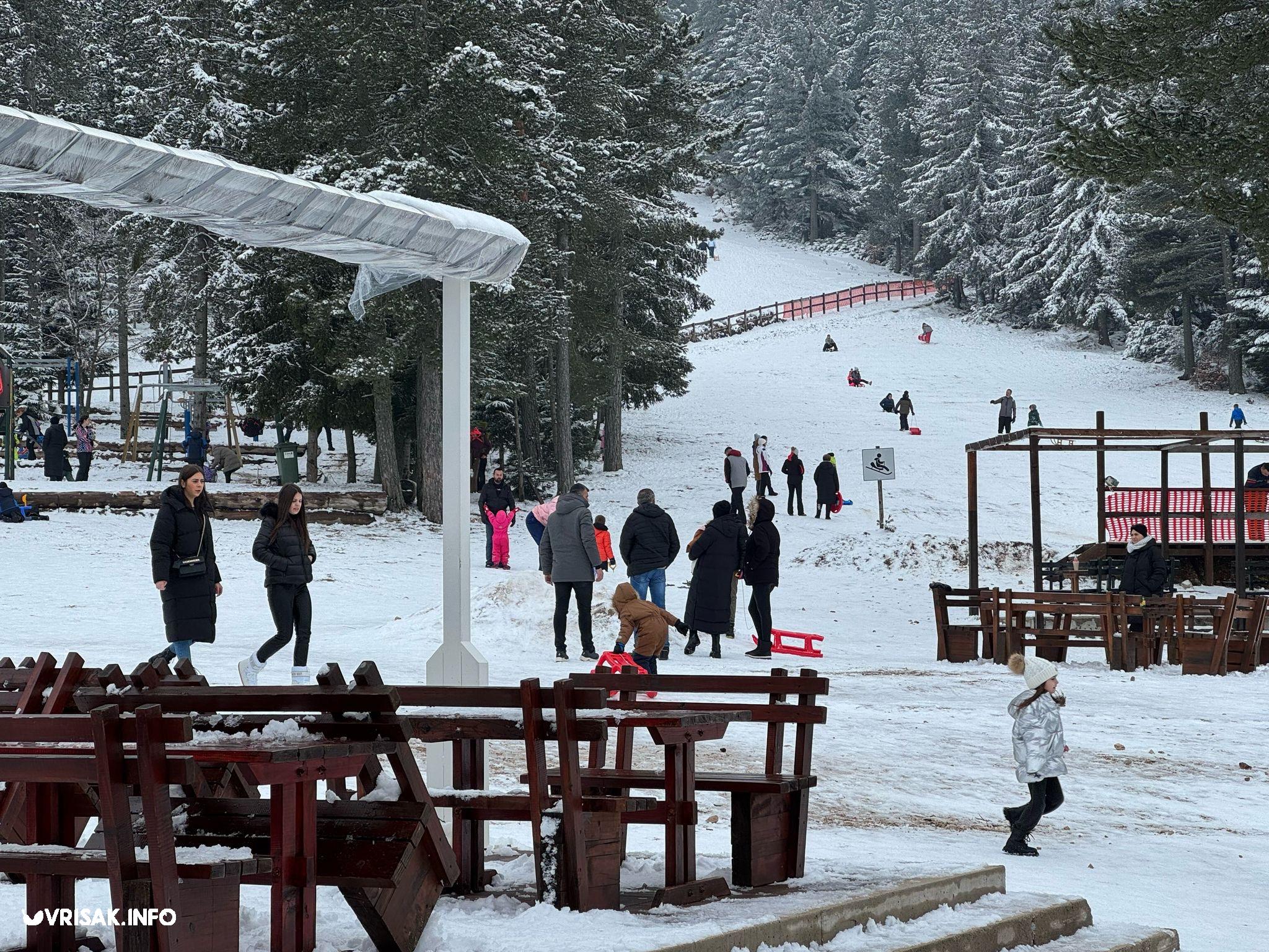 (FOTO) Snijeg na Blidinju privukao veći broj posjetitelja