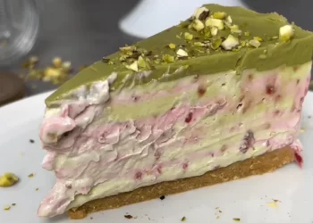 Recept: Cheesecake s pistacijama i malinama – bez pečenja