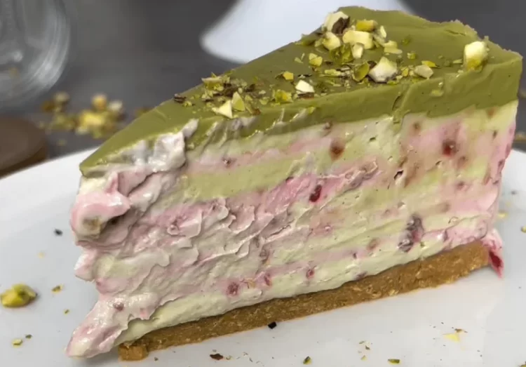 Recept: Cheesecake s pistacijama i malinama – bez pečenja