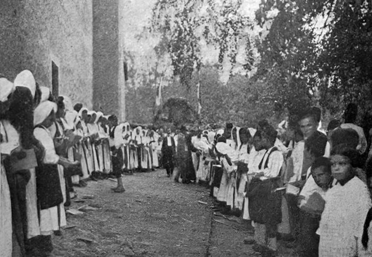 Široki Brijeg prije više od 100 godina: Fra Didak Buntić vrši javni ispit seljaka