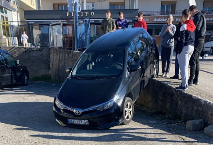 Grude: Automobil završio u školskom dvorištu