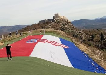 Na brdu iznad Ljubuškog postavljena ogromna hrvatska zastava