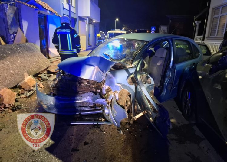 Teška prometna nezgoda u Mostaru, intervenirali vatrogasci