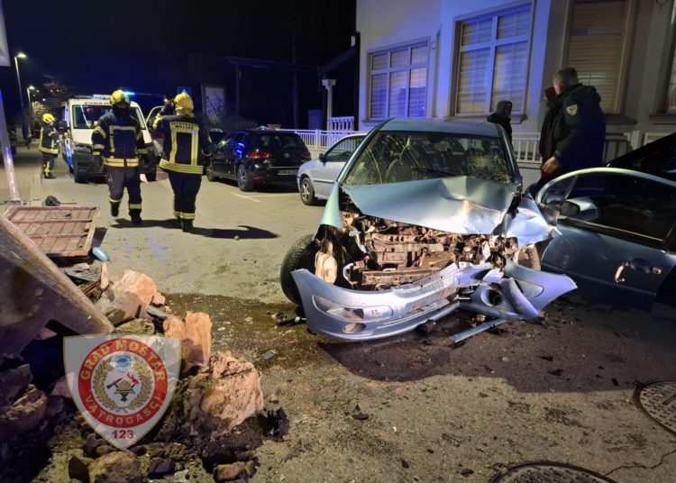 Teška prometna nezgoda u Mostaru, intervenirali vatrogasci
