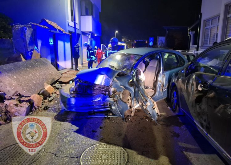 Teška prometna nezgoda u Mostaru, intervenirali vatrogasci