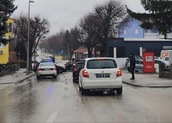 Tomislavgrad: Automobil se “odkočio” i udario u ogradu