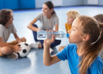 Kako potaknuti svoje dijete da pije više vode