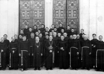 Kardinal Alojzije Stepinac sa svećenicima ispred crkve na Širokom Brijegu