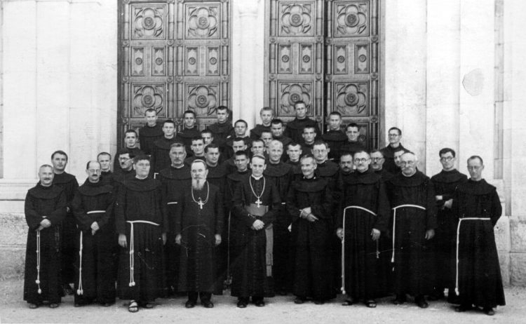 Kardinal Alojzije Stepinac sa svećenicima ispred crkve na Širokom Brijegu