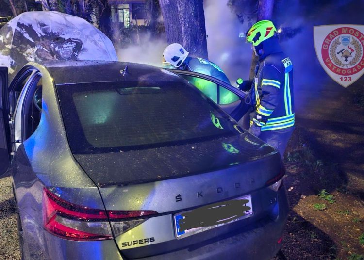 Mostar: Izgorio automobil na parkingu