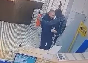 Objavljena snimka borbe zaštitara i pljačkaša banke u Mostaru, razbojnik uhićen