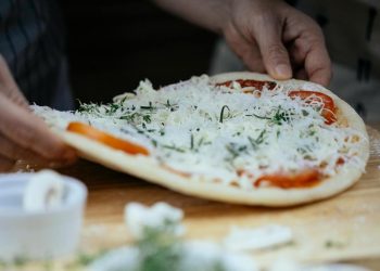 Recept za odličnu domaću pizzu s hrskavim krajevima