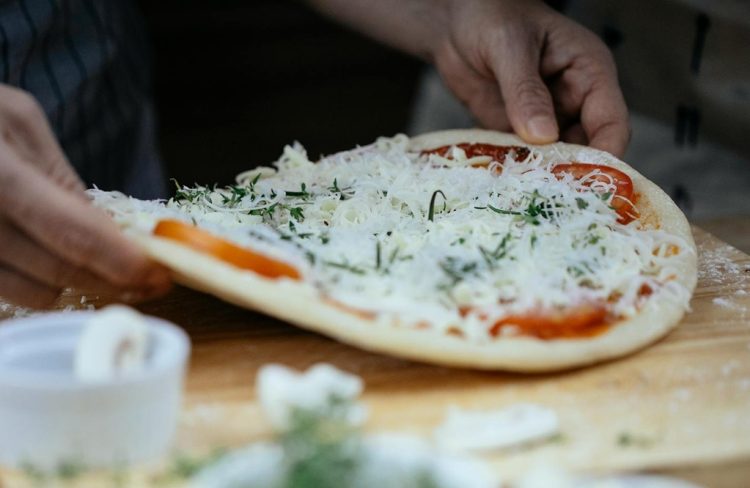 Recept za odličnu domaću pizzu s hrskavim krajevima