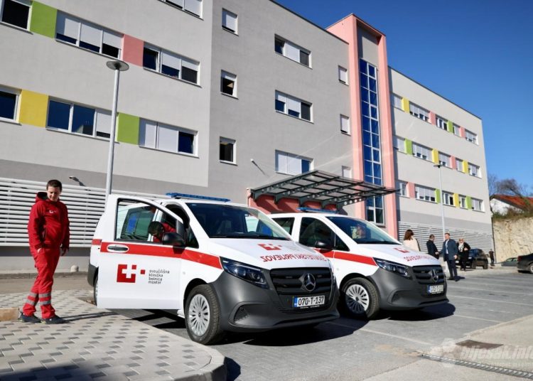 SKB Mostar dobio dva bolnička sanitetska vozila