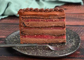 Savršena torta s neodoljivom kombinacijom čokolade i malina