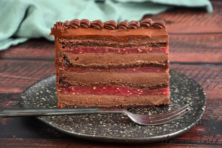 Savršena torta s neodoljivom kombinacijom čokolade i malina