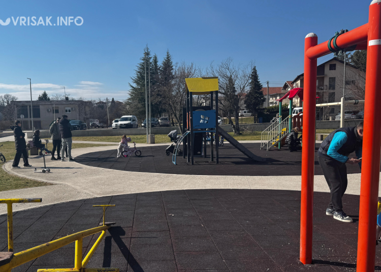 Širokobriježani iskoristili sunčano vrijeme za šetnju i igru