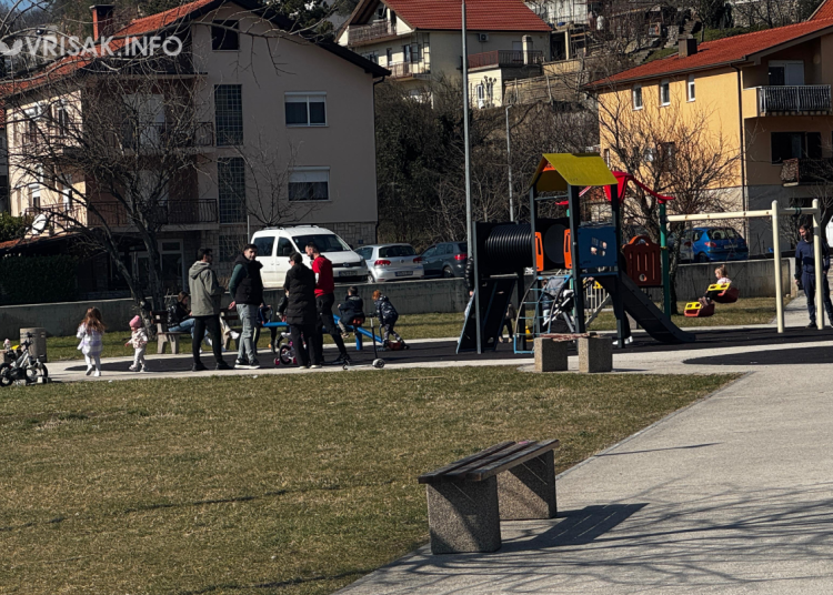 Širokobriježani iskoristili sunčano vrijeme za šetnju i igru