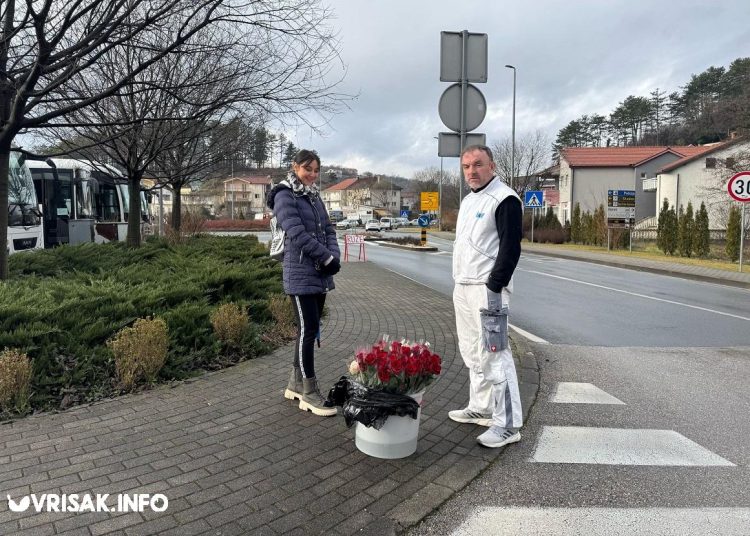 (FOTO) Ulice Širokog Brijega okupirali prodavači ruža, evo kolika je cijena