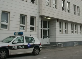 Široki Brijeg: 99-godišnjak izletio s ceste i udario u parkirano vozilo