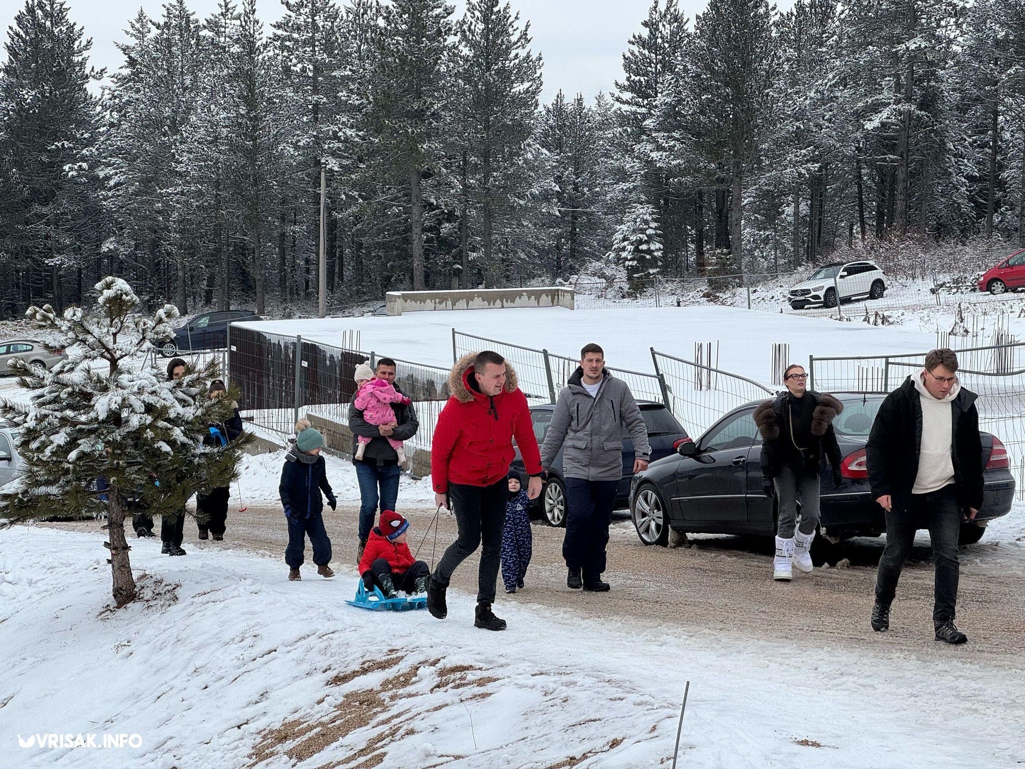 (FOTO) Snijeg na Blidinju privukao veći broj posjetitelja