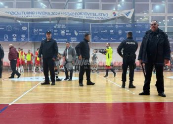 (VIDEO) Neredi prekinuli mostarski futsal derbi na 15 minuta