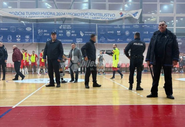 (VIDEO) Neredi prekinuli mostarski futsal derbi na 15 minuta