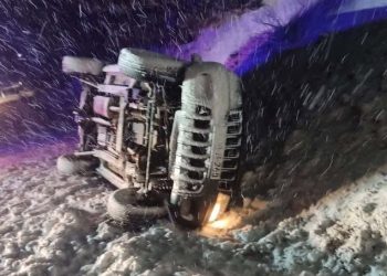 (VIDEO) Terenac se prevrnuo na Blidinju, izvukli ga prolaznici