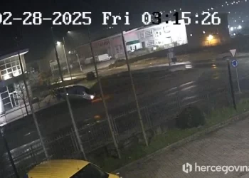 (VIDEO)  Automobil pod velikom brzinom sletio s ceste u Mostaru i udario u drvo
