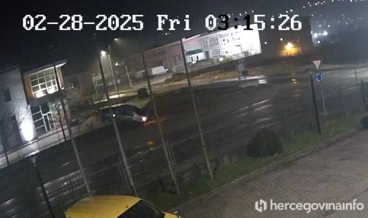(VIDEO) Automobil pod velikom brzinom sletio s ceste u Mostaru i udario u drvo